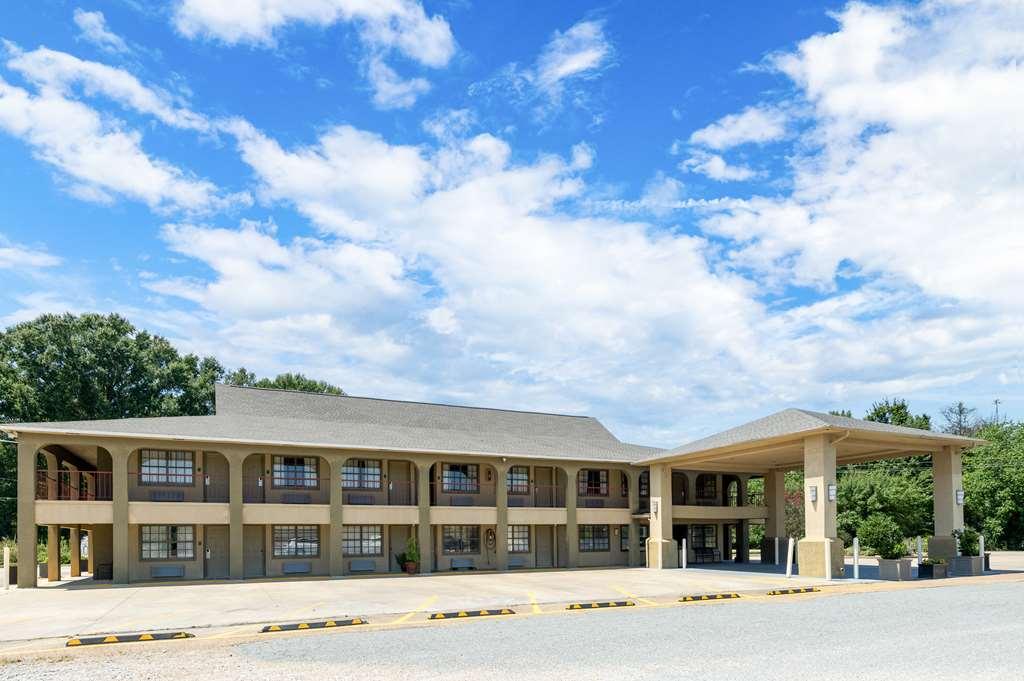 Best Western Delhi Inn Exteriör bild